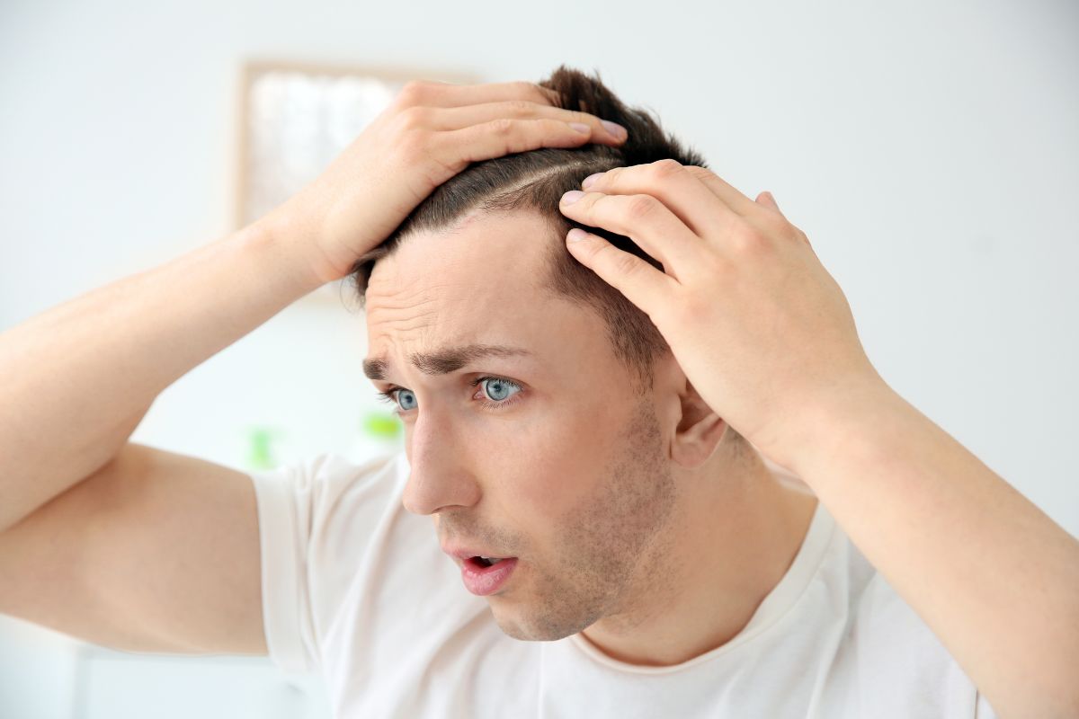 Diradamento dei capelli uomo: cause, rimedi e possibili soluzioni