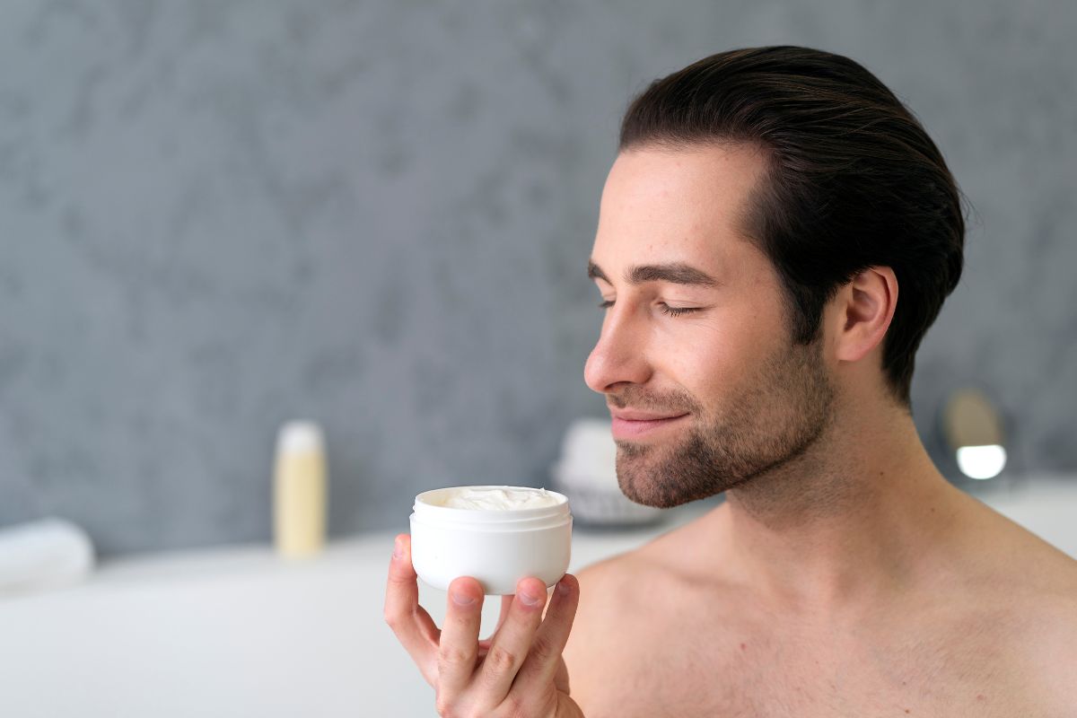 Maschera per capelli uomo: come utilizzarla i principali benefici
