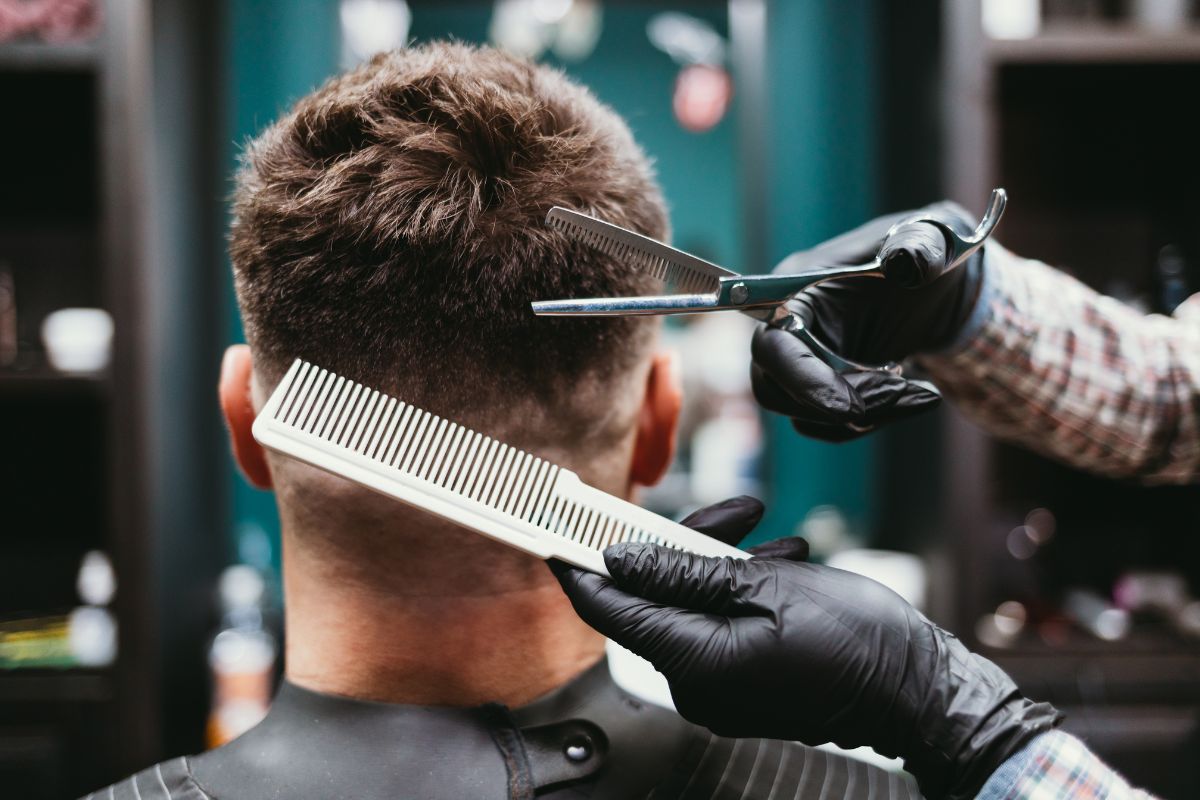 Tendenze capelli uomo 2025: un messy sofisticato