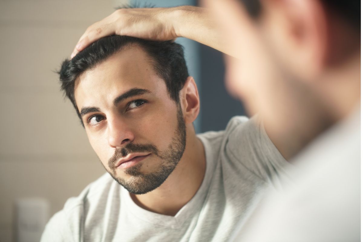 Come valorizzare i capelli sale e pepe nel look di un uomo