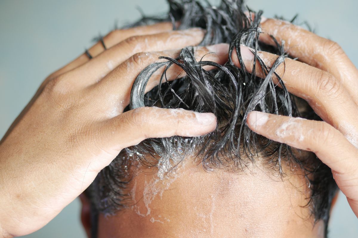 Capelli grassi uomo: i migliori prodotti per curarli