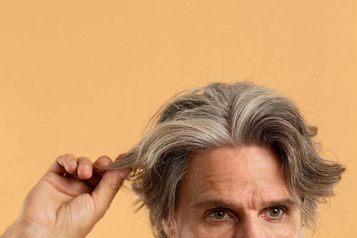 Coprire i capelli bianchi da solo: ecco una guida pratica