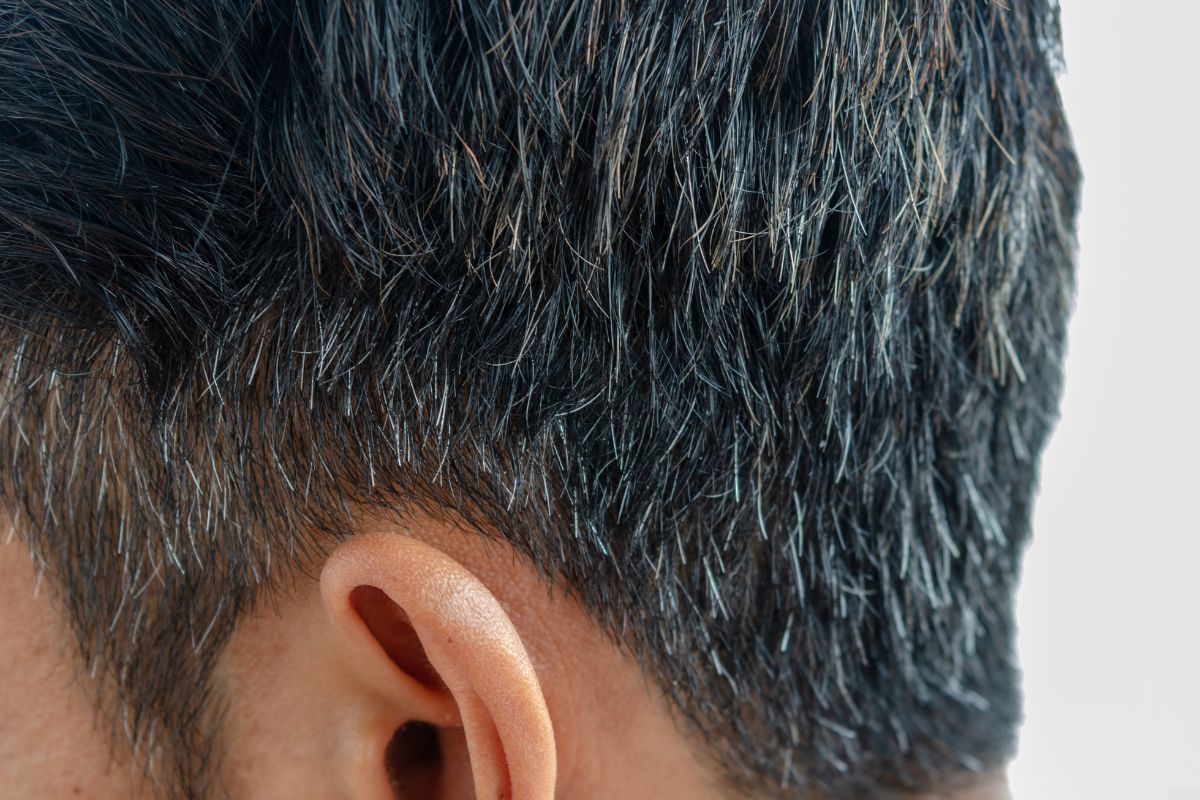 Eliminare i capelli bianchi senza tinta: come fare?