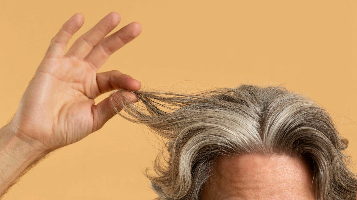 Capelli bianchi nell'uomo: come rallentarli e nasconderli