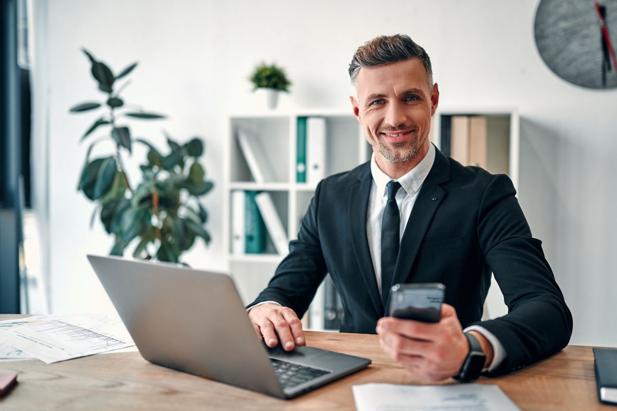 Look maschile over 35: evitare l’effetto trascurato in ufficio
