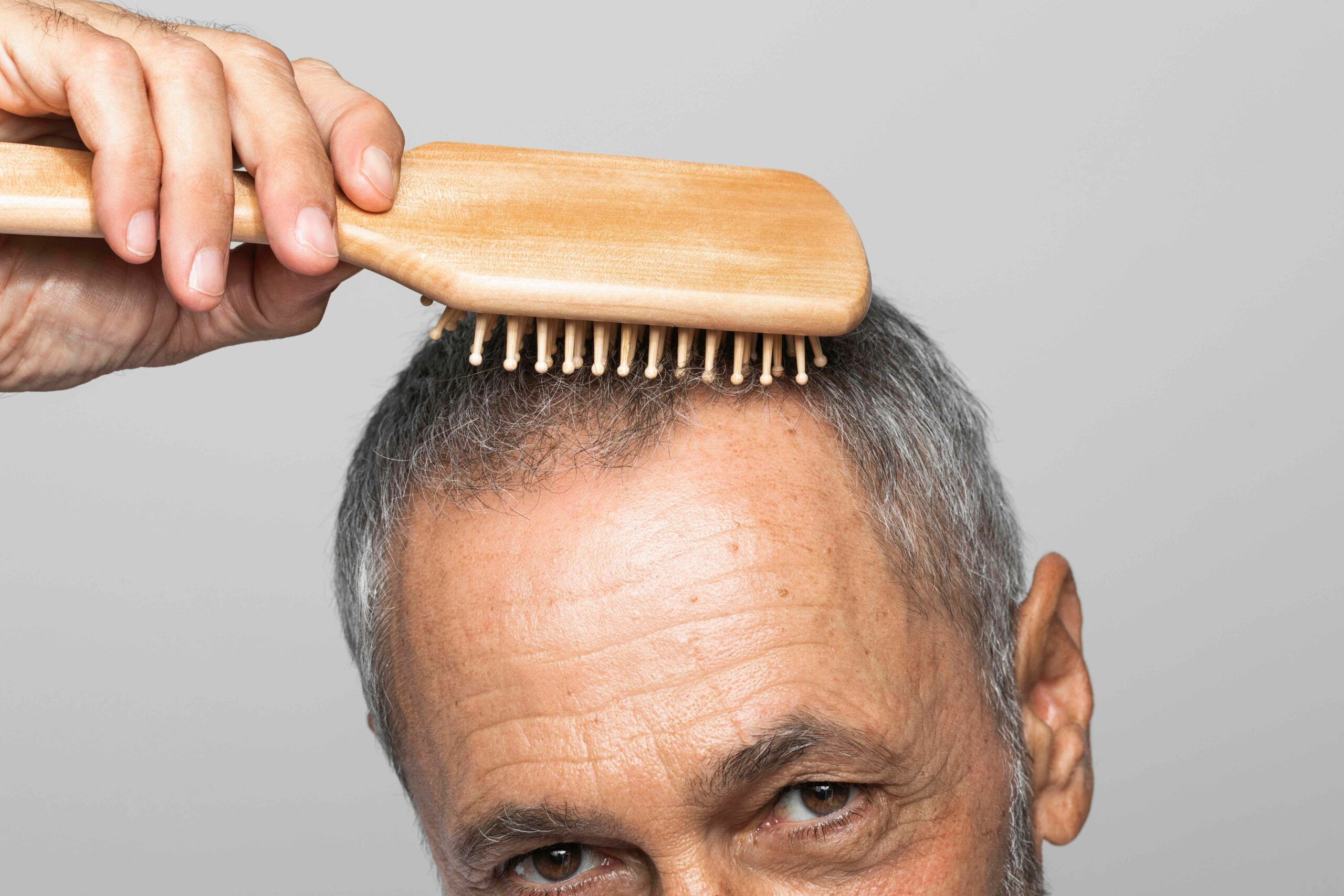 scurire-capelli-grigi-modo-naturale-uomo-pettine