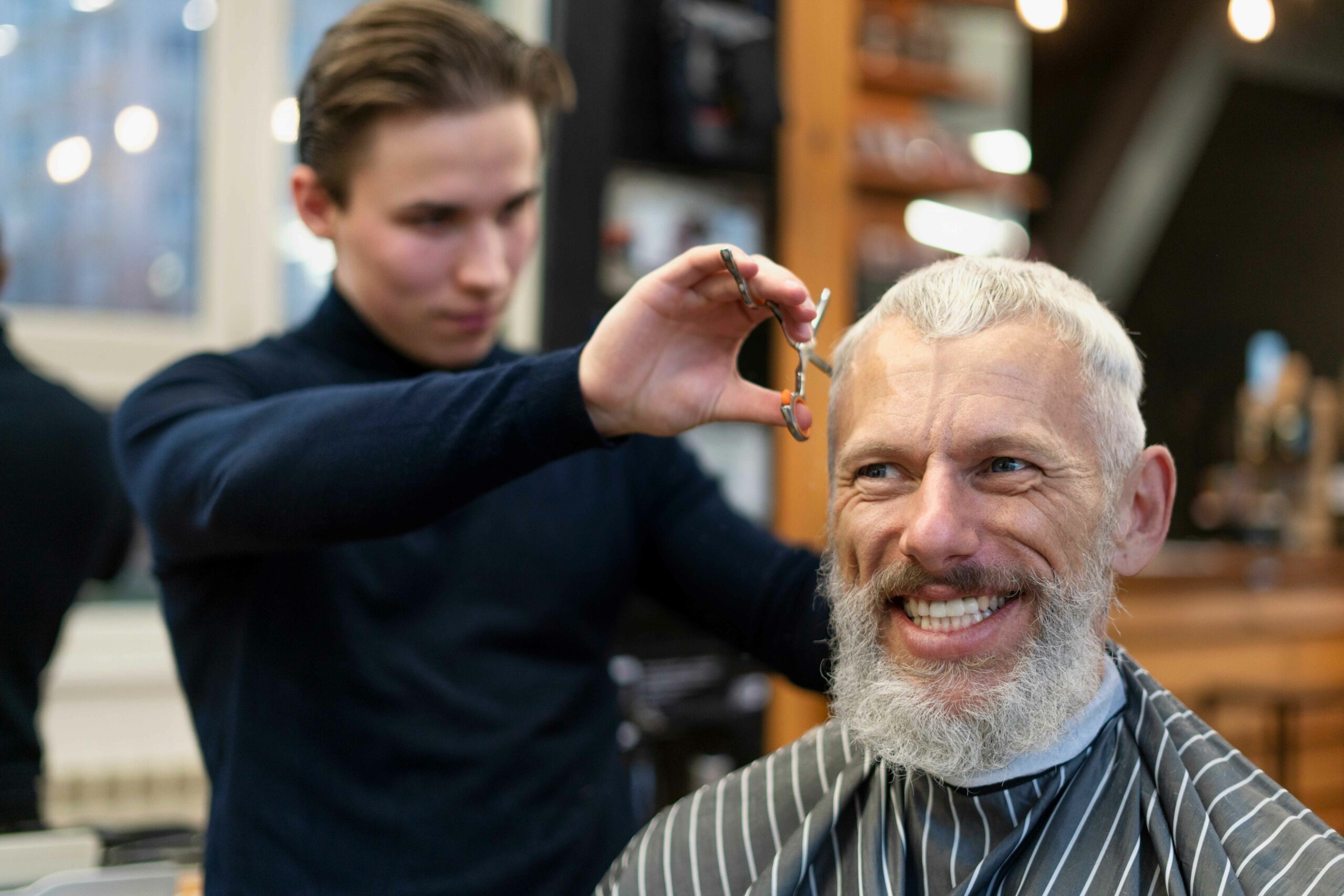 Capelli bianchi corti uomo: i tagli che fanno tendenza