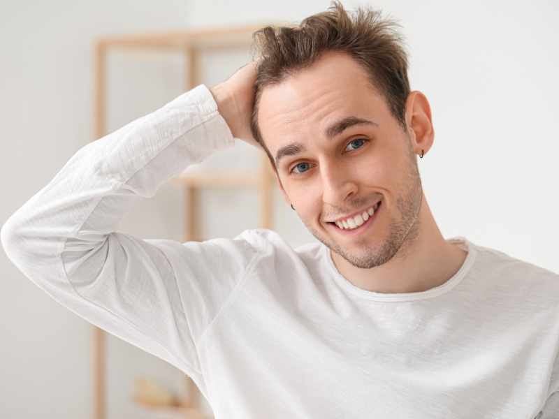 ragazzo giovane con mani tra i capelli