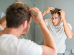 Uomo che verifica la situazione dei capelli