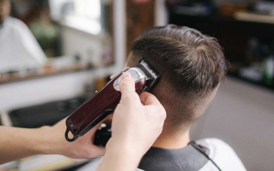 Taglio di capelli maschile in un barbiere