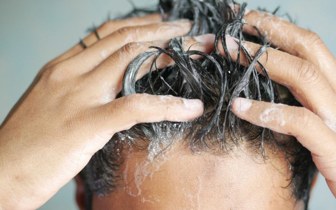 Capelli grassi uomo: i migliori prodotti per curarli