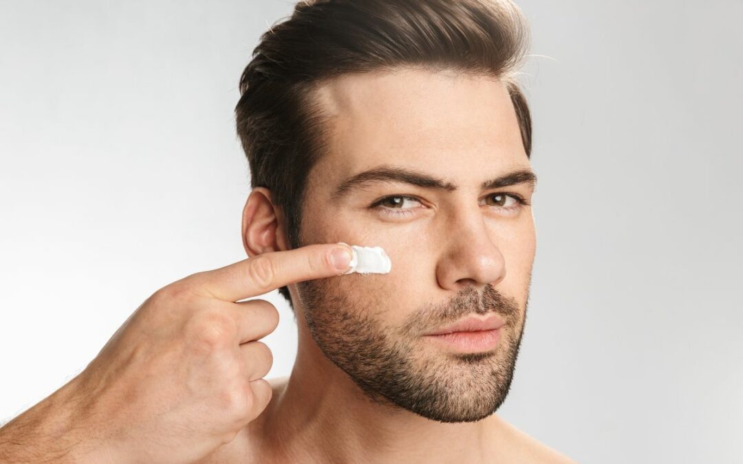 uomo che fa skincare