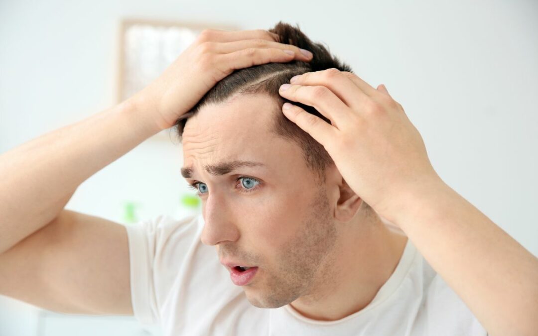 Diradamento dei capelli uomo: cause, rimedi e possibili soluzioni