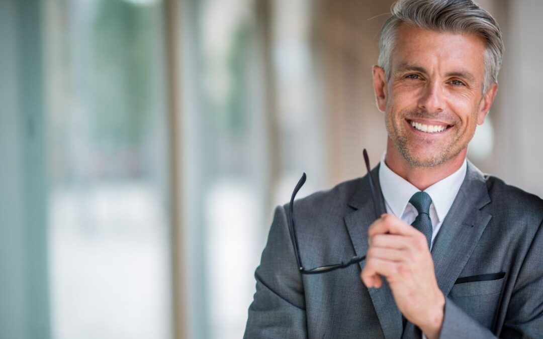 Il potere della fiducia: come il look e i capelli curati influenzano il successo maschile
