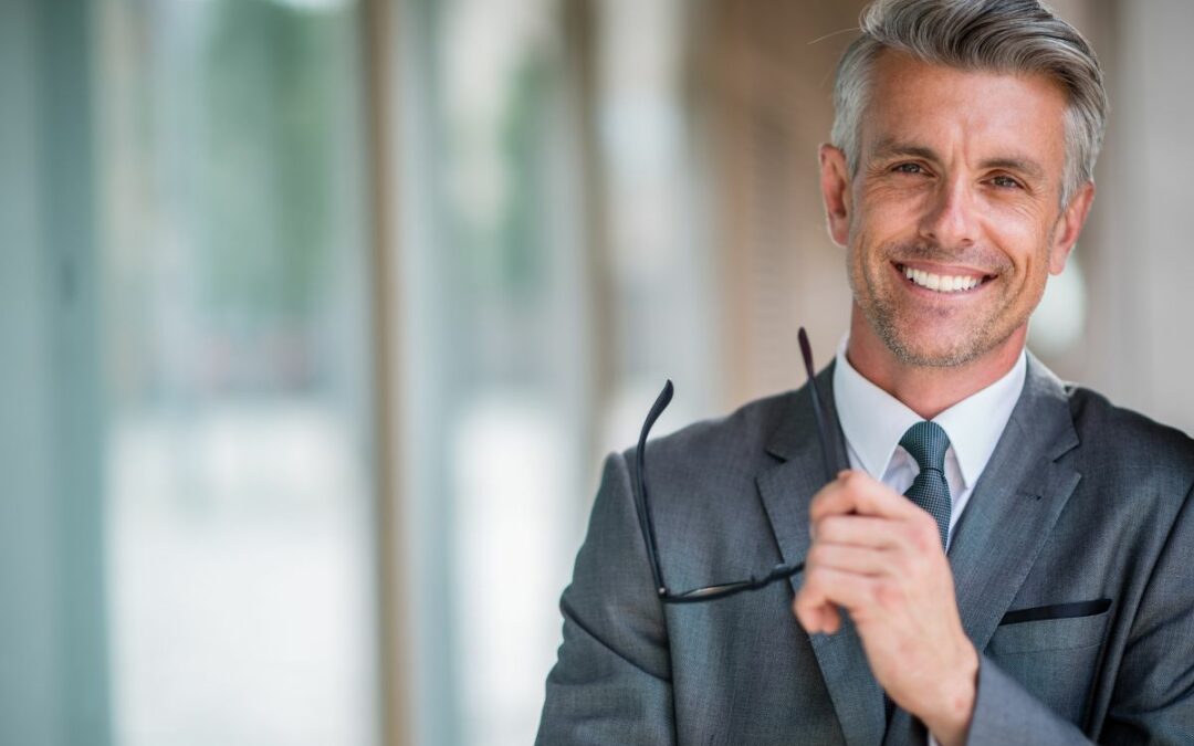 uomo d'affari con un look curato aumenta autostima professionale