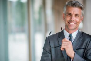 uomo d'affari con un look curato aumenta autostima professionale