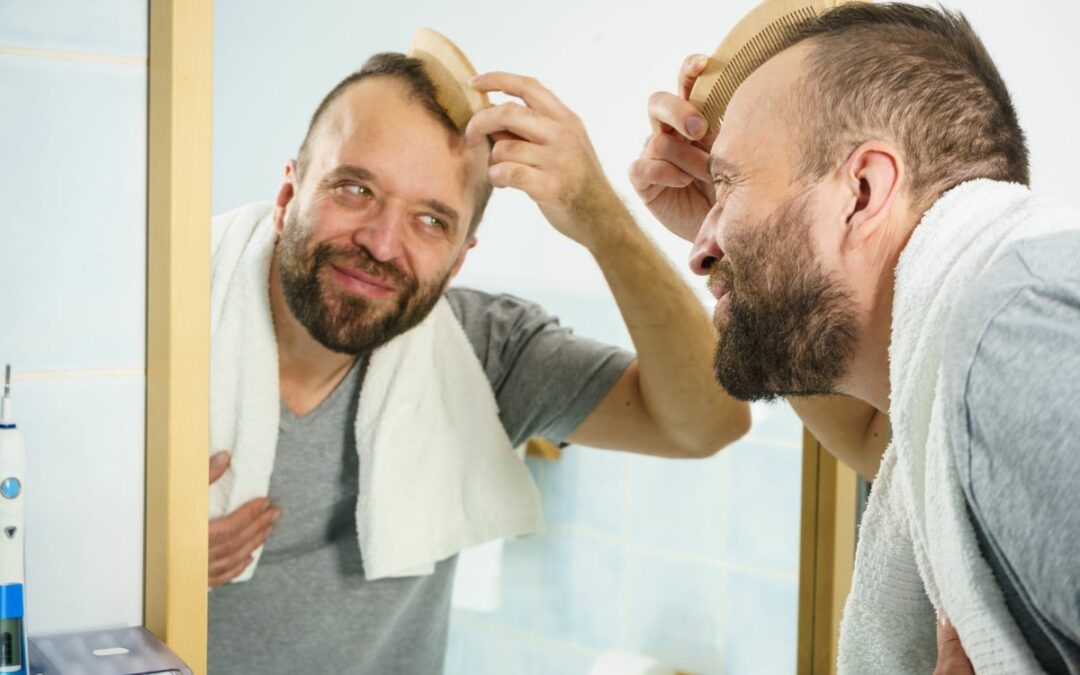uomo allo specchio che cerca di migliorare aspetto dei capelli