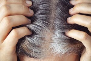 colorazione capelli uomo con una transizione graduale